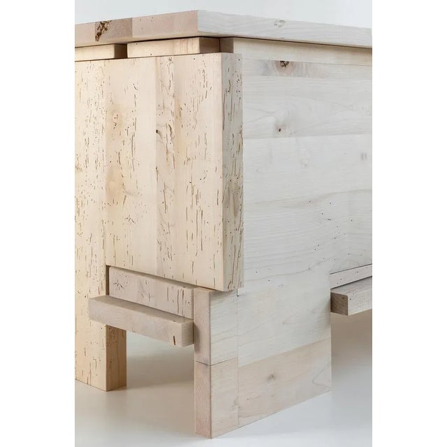 Made of recovery wood. It is possible to customize the type of wood and the size.