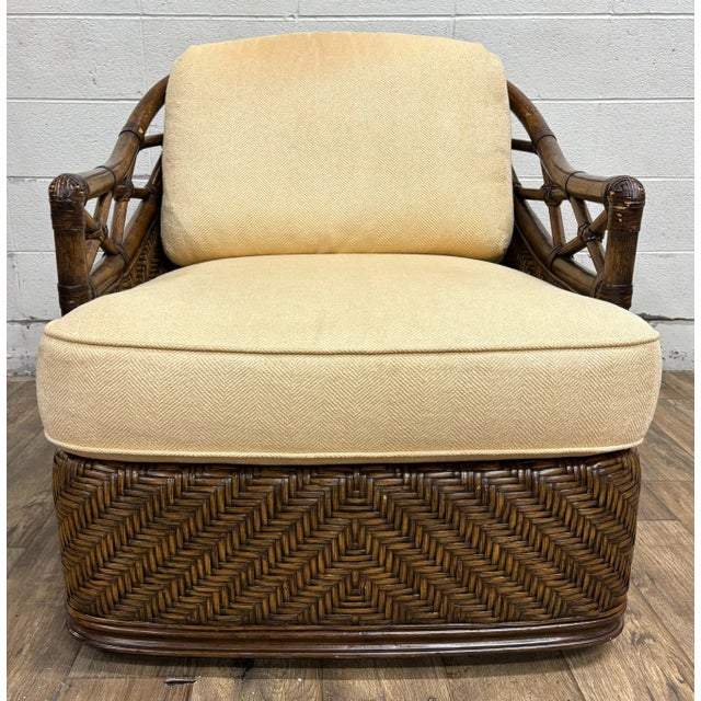 This is a gorgeous Lexington Tommy Bahama Diamond Cove swivel chair from their Bali Hai collection. 1685-11 SW. Features...