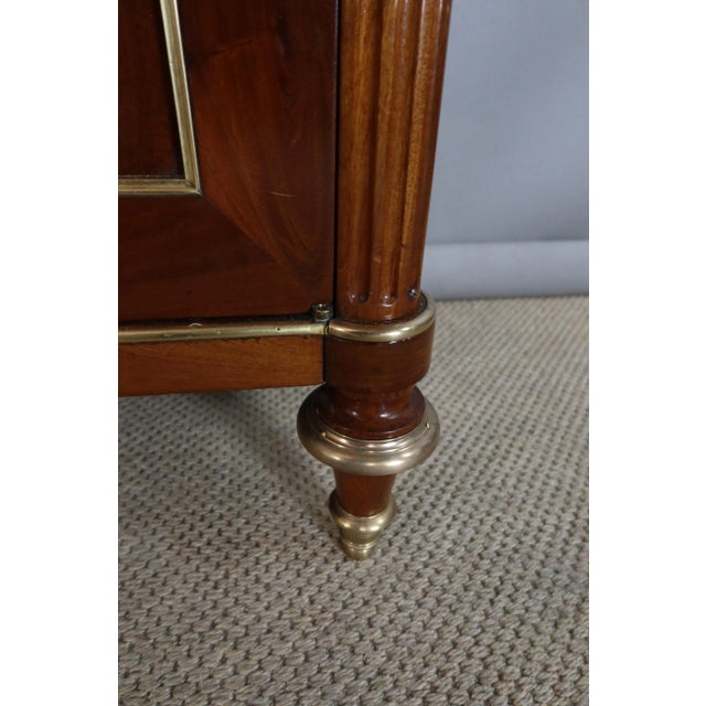 Louis xvi display cabinet in mahogany and bronze rods. This piece of furniture is of exceptional cabinetmaking quality and...