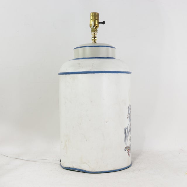 Vintage Hand Painted Tole Tea Caddy Lamp White Heraldic Crest Motif Table Lamp For Sale - Image 4 of 12