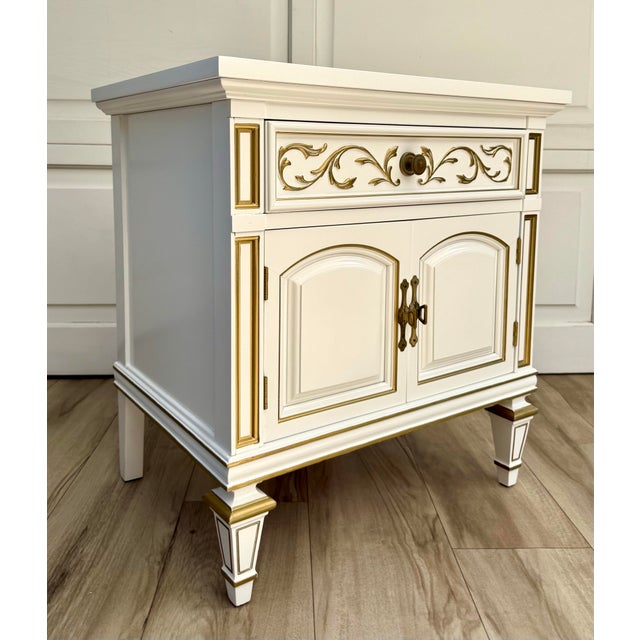 Hollywood Regency 1970s Thomasville Nightstand Newly Refinished in White With Hand-Painted Gold Details For Sale - Image 3 of 12