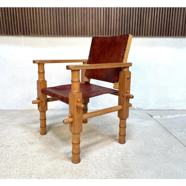 This brutalist leather safari chair was manufactured in Colombia during the 1960s. The piece features exceptional details...