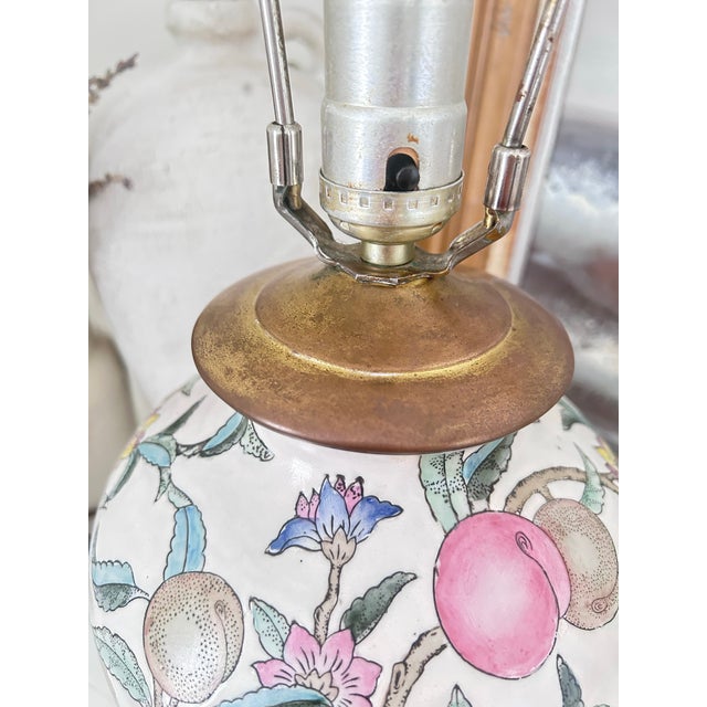 Chinoiserie Vintage Chinese Famille Rose Peach Motif Ceramic Ginger Jar Table Lamp For Sale - Image 3 of 12