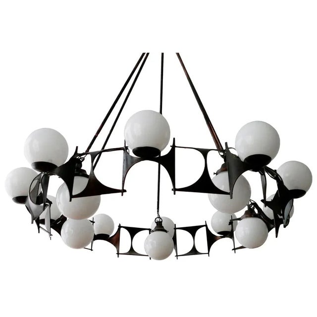 Embrace the allure of our 1950s brutalist-style chandelier lamp and uncover its timeless majesty. Featuring a 130 cm...