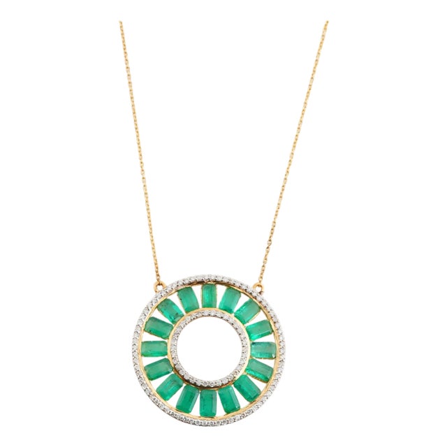 Natural Emerald diamond Chain pendant in 18k gold For Sale