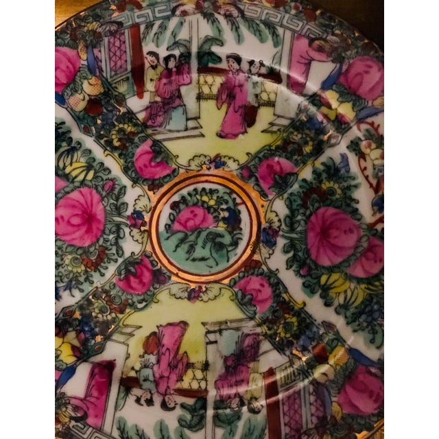 1940s 19th Century Vintage Chinese Export Rose Medallion Porcelain Plate For Sale - Image 5 of 10