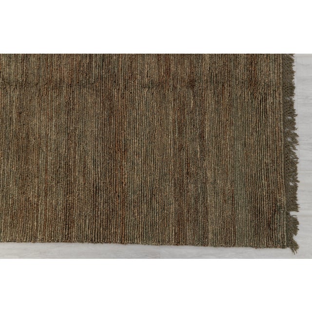 Boho Chic High Quality Hand Knotted Dark Green Jute Loop Pattern Solid Rug 5x7Ft. For Sale - Image 3 of 12