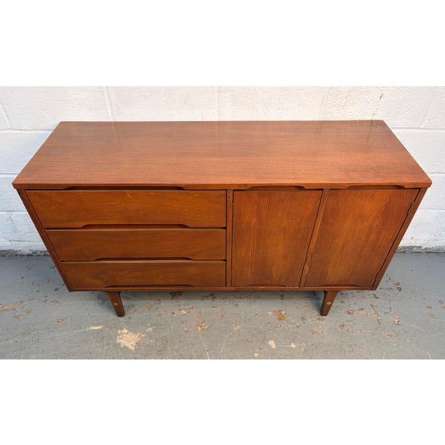 Vintage Walnut Credenza by Stanley Furniture For Sale In New York - Image 6 of 16
