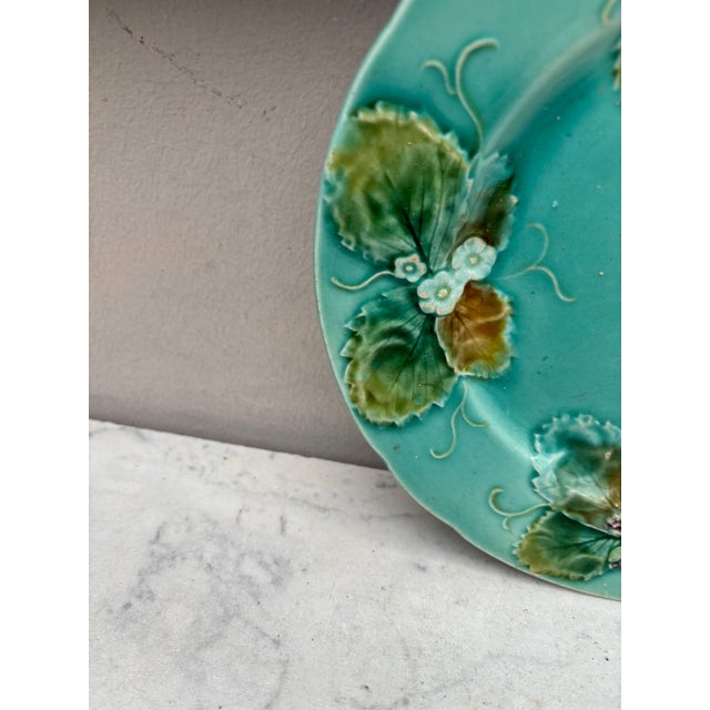French Country French Majolica Strawberries Plate Luneville, Circa 1880 For Sale - Image 3 of 4