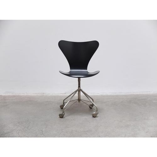 1st Edition 3117 Swivel Desk Chair by Arne Jacobsen for Fritz Hansen, 1955 For Sale - Image 5 of 17
