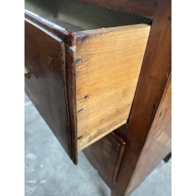 Italian Neoclassical Walnut Commode with Inlay, 1800 For Sale - Image 6 of 10