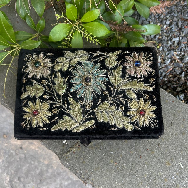 Metal Early 20th Century Vintage Zardozi Embroidered Floral Jewelry Trinket Box For Sale - Image 7 of 10