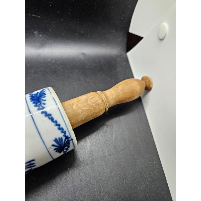 Meissen Porcelain Antique Meissen Germany Blue Onion Vine Rolling Pin 15" Porcelain Wood Handle For Sale - Image 4 of 5