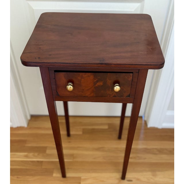 beautiful little antique side table. Sat in my living room for many years and goes along well with any decor.