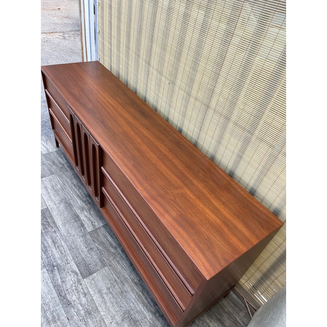 Newly Refinished Mid-Century Modern Sculptural 9-Drawers Dresser. Circa 1960s. For Sale - Image 16 of 18