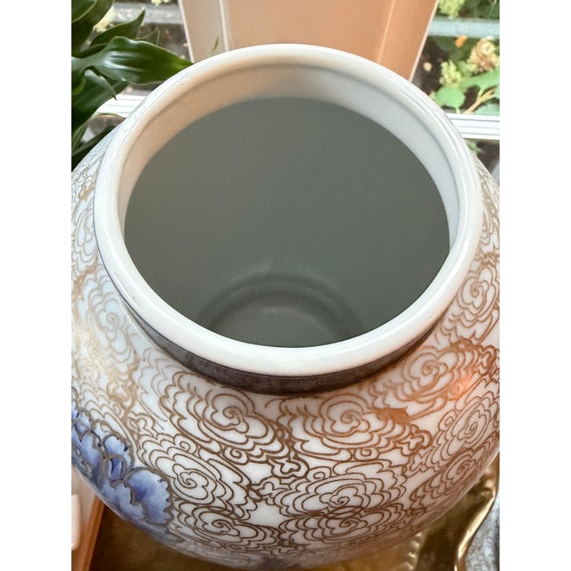 Large Blue, White and Gold Ginger Jar/Urn/Vase For Sale In Philadelphia - Image 6 of 11