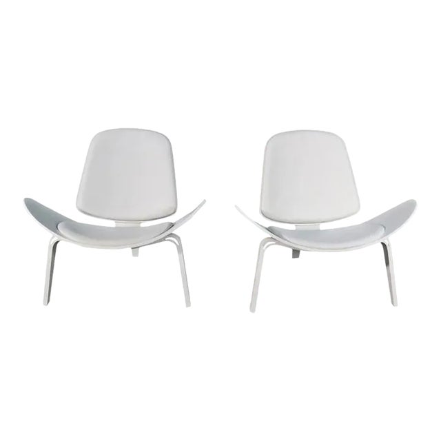 Mid 20th Century Pair of White Shell Chairs in the Style of Hans Wegner For Sale