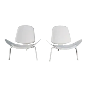 Mid 20th Century Pair of White Shell Chairs in the Style of Hans Wegner