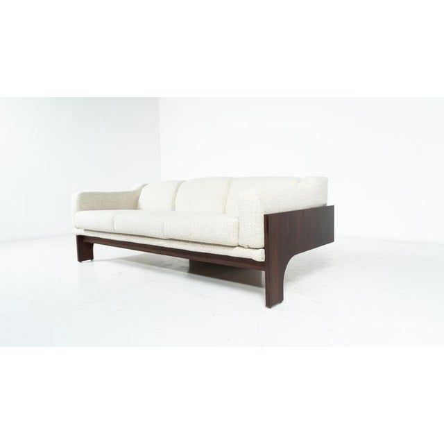 Mid-Century Oriolo Sofa in Wood and White Fabric attributed to Claudio Salocchi for Sormani, 1960 For Sale - Image 3 of 18