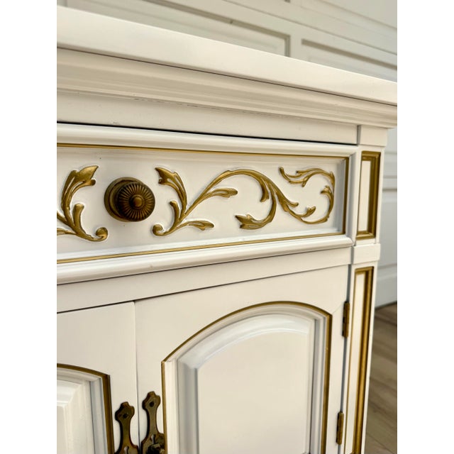 1970s 1970s Thomasville Nightstand Newly Refinished in White With Hand-Painted Gold Details For Sale - Image 5 of 12