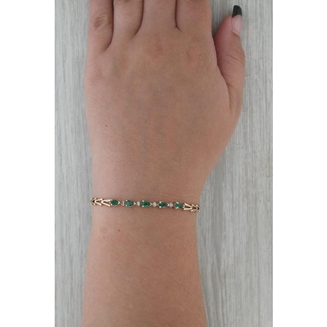 1.04ctw Emerald Diamond v Chain Bracelet 7" 14k Yellow Gold For Sale - Image 4 of 5