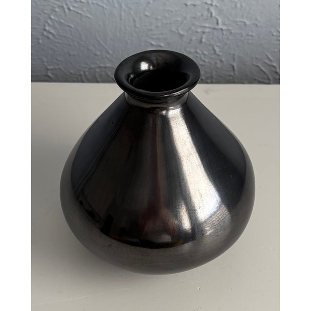 Polished Black Vase Signed Efraín Lucero For Sale - Image 4 of 7