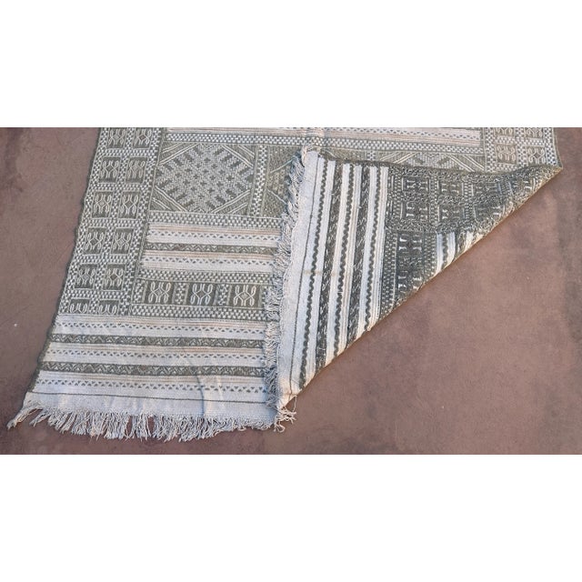 1990s Mid-Century Modern Moroccan Kilim Rug - 9.7 X 5.7 Ft For Sale - Image 5 of 9