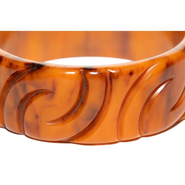 Vintage Art Deco Carved Bakelite Amber Orange Bangle Bracelet, 1930's For Sale In Miami - Image 6 of 15