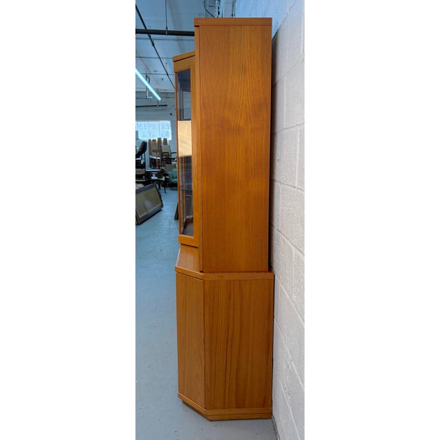 1990s Vintage Teak Buffet Hutch Display Cabinet by Design Furniture Mfg. Ltd. For Sale - Image 5 of 14