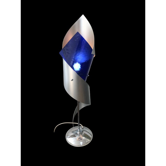 Postmodern Sculptural Table Lamp in Blue Glass attributed to Peter Greenwood, 1989 For Sale - Image 4 of 7