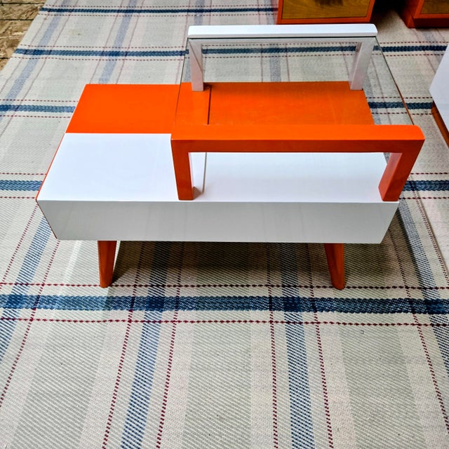 1950s l'Orange Et Blanc Color Blocked Scheme 1953 MCM End Table For Sale - Image 5 of 15