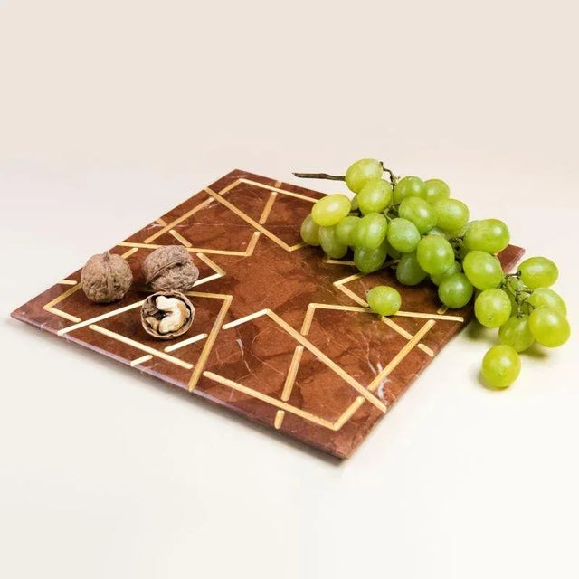 Palatine in red marble Sicily in square format with glazed glazed engraving is a plate - centerpiece that contains,...