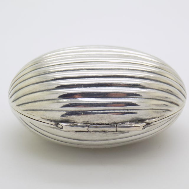 Metal Vintage Italian Handmade Genuine Silver Oval Shaped Pill / Snuff/ Trinket Box, Made in Florence (Firenze, Tuscany) For Sale - Image 7 of 11