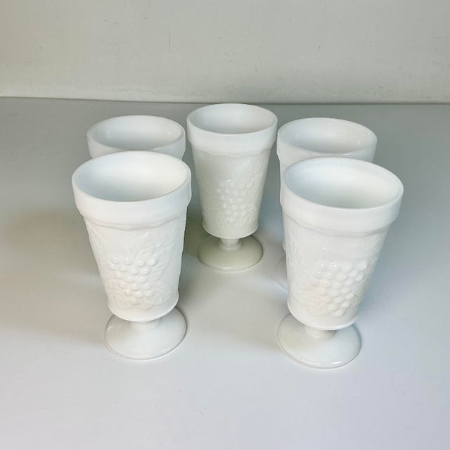 1950s 1950s Vintage Americana Arts & Crafts Boho Chic Milk Glass Pedestal Ice Tea Glasses - Set of 5 For Sale - Image 5 of 9