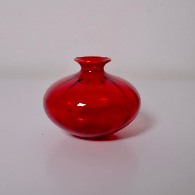 Beautiful single-flower vase by Venini in Murano glass. Mark on the bottom: Venini 2000 (engraved). Dimensions: Diameter...