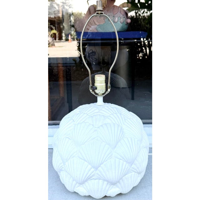 Lovely shells relief table lamp from 80's. Coastal style. Plaster body with a white mat finish. In origianl working...