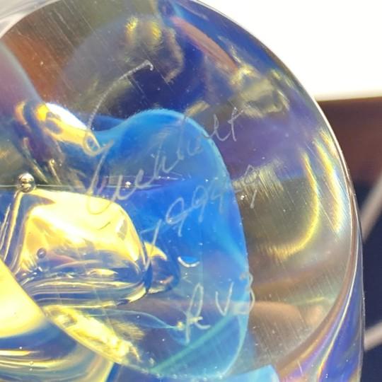 1990s Robert Eickholt Egg Paperweight 3-Sided Opalescent Glows 4.5” Vintage Signed For Sale - Image 17 of 18