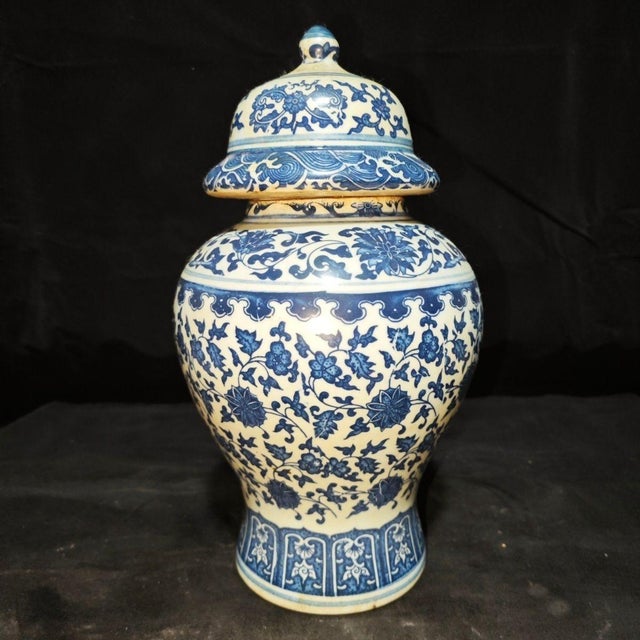 Pair of Chinese Blue and White Interlocking Lotus General’s Ginger Jars, Chinoiserie Lidded Urns For Sale - Image 9 of 10