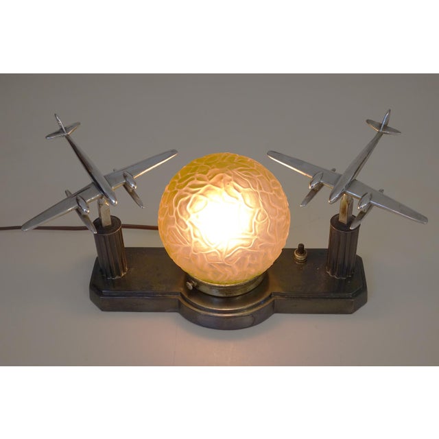 1930s Uber Rare Vintage Sublime Art Deco Streamline Bronze Aviation Award Twin Chrome Airplane Amber Brain Globe Table Lamp For Sale In Los Angeles - Image 6 of 13