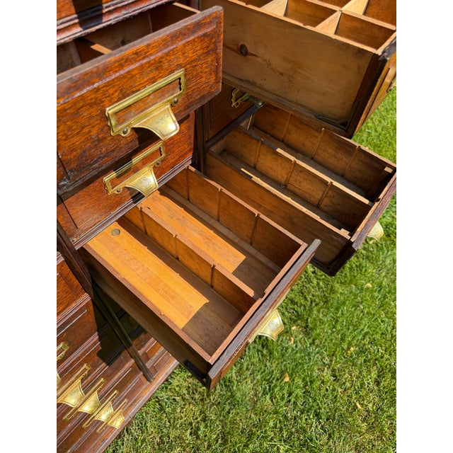 Antique Oak 30-Drawer Library Card Catalog Cabinet Late Victorian / Early Arts & Crafts | C. 1886–1905 | Original Finish & Brass Hardware For Sale - Image 9 of 16