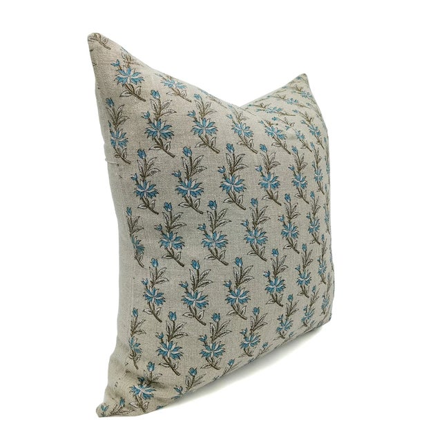 Brighten your space with the handcrafted charm of Fabdivine’s Deepika block print cushion cover. Printed by hand on thick...