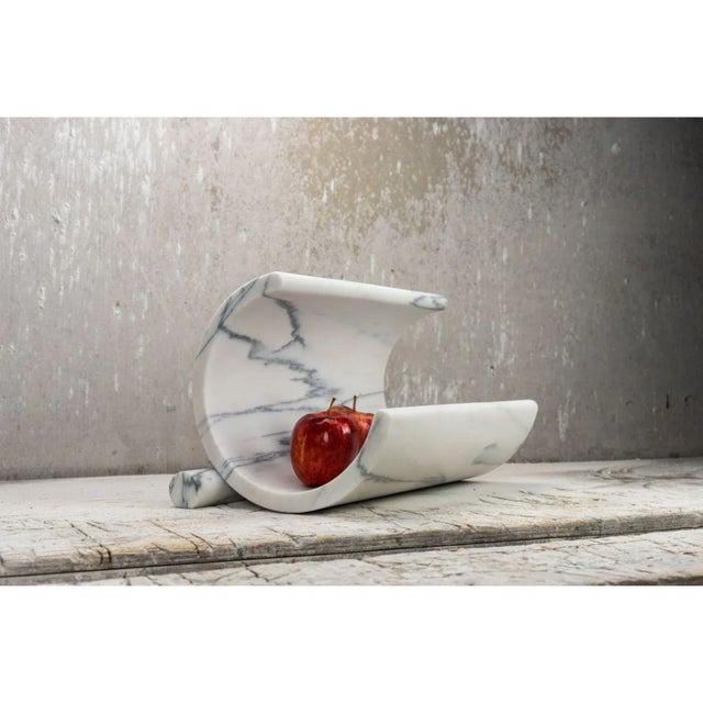 Balanced marble fruit bowl by Essenzia Materials: Carrara, pele de tigre, estremoz white Dimensions: 25 x 40 cm Sculptural...