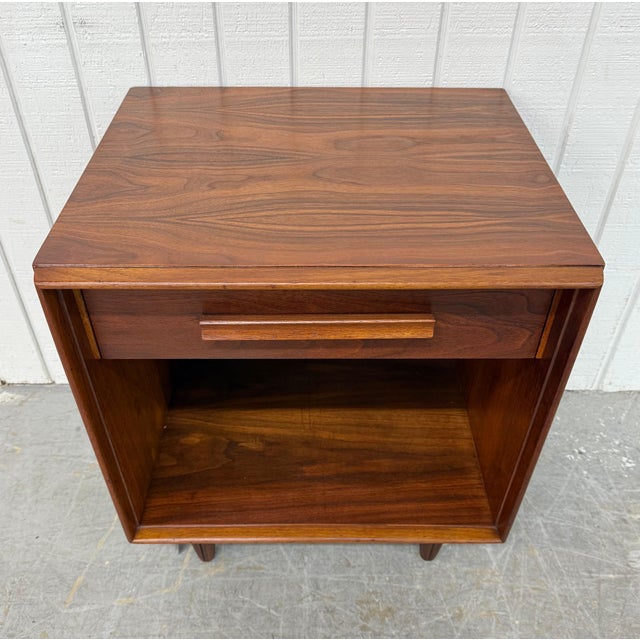 Mid-Century Modern John Widdicomb Walnut Nightstands - Set of 2 For Sale In Philadelphia - Image 6 of 9