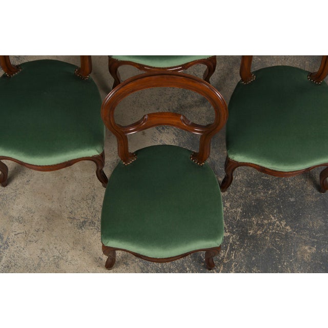Antique French Louis XV Style Balloon Back Maple Dining Chairs W/ Green Velvet - Set of 6 For Sale - Image 4 of 12