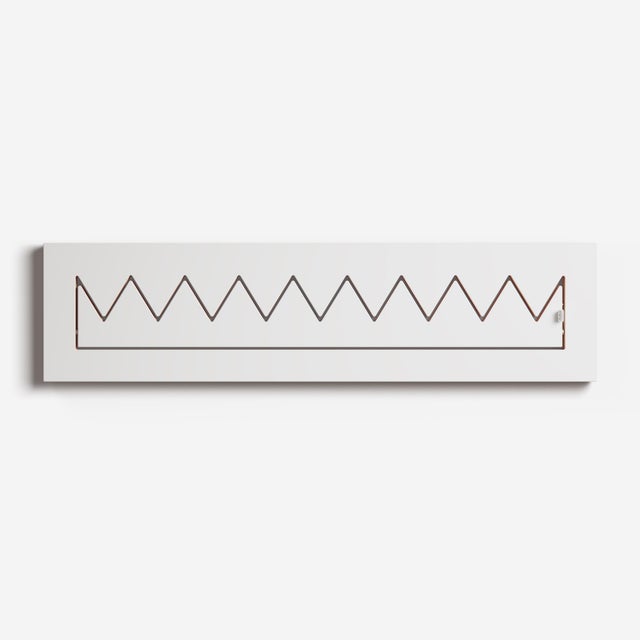 The crownhäng is the ultimate fläpps wardrobe. Plain and simple, the spikes unfold from the crown and quickly become hooks...