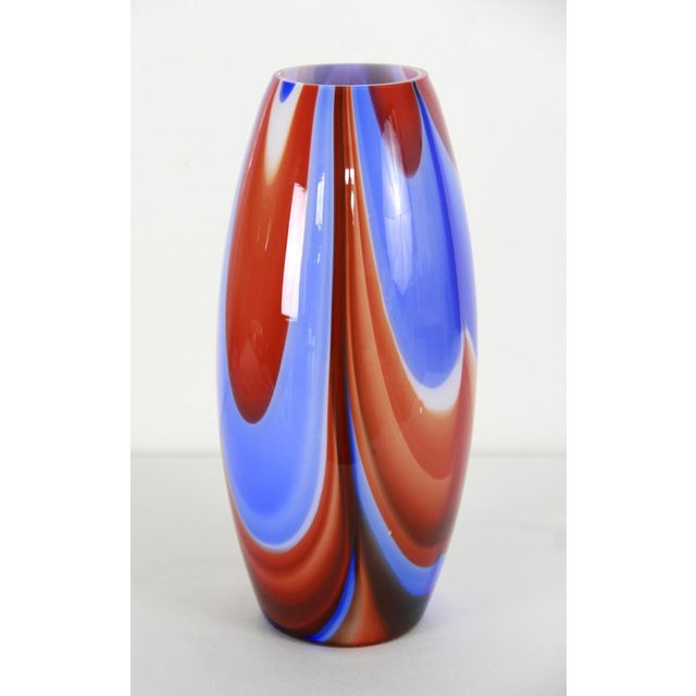 Onde is a stunning hand-crafted Murano glass vase. Onde (“Waves”), was crafted in Italy in the 1970s and it's a beautiful...