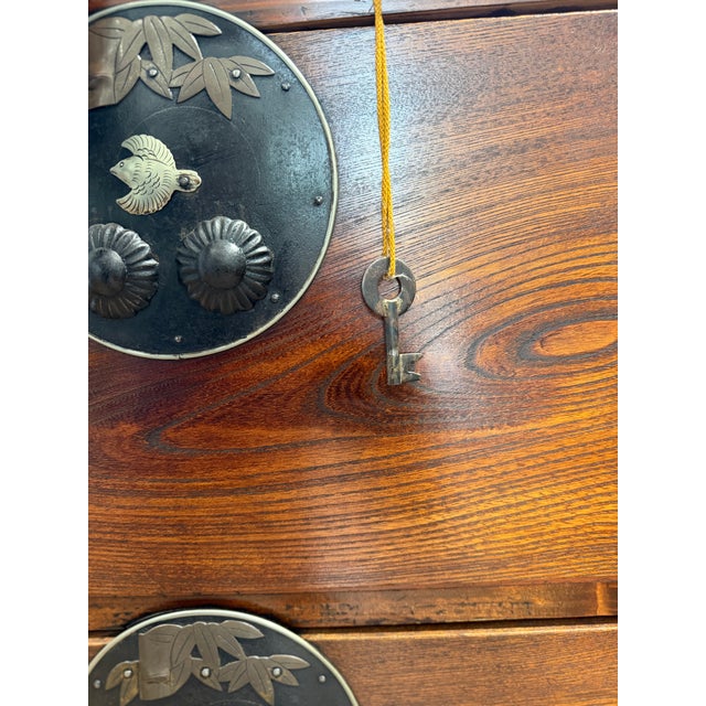 Antique Japanese Meiji Period Keyaki Two-Piece Stacking Tansu Chest With Hidden Drawers & Original Key For Sale - Image 15 of 15