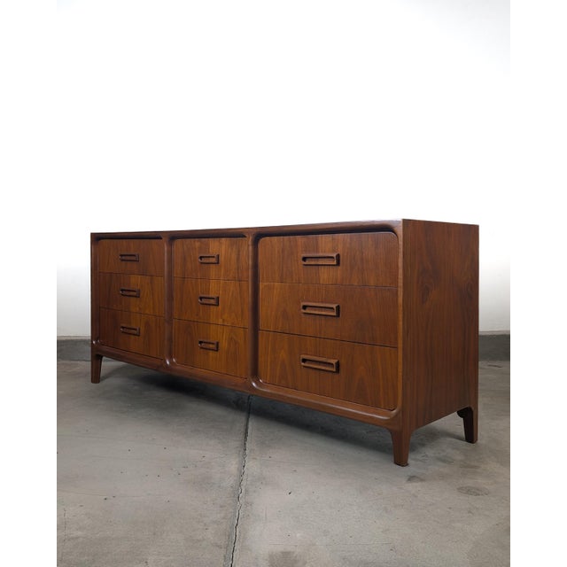 Widdicomb Mid Century Modern Walnut 9-Drawer Lowboy Dresser by Widdicomb, C1960s For Sale - Image 4 of 18