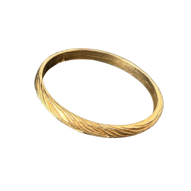 Vintage Crown Trifari Gold-Tone Ribbed Bangle Bracelet | Etched Wave Texture | Mid-Century Costume Jewelry For Sale - Image 9 of 13