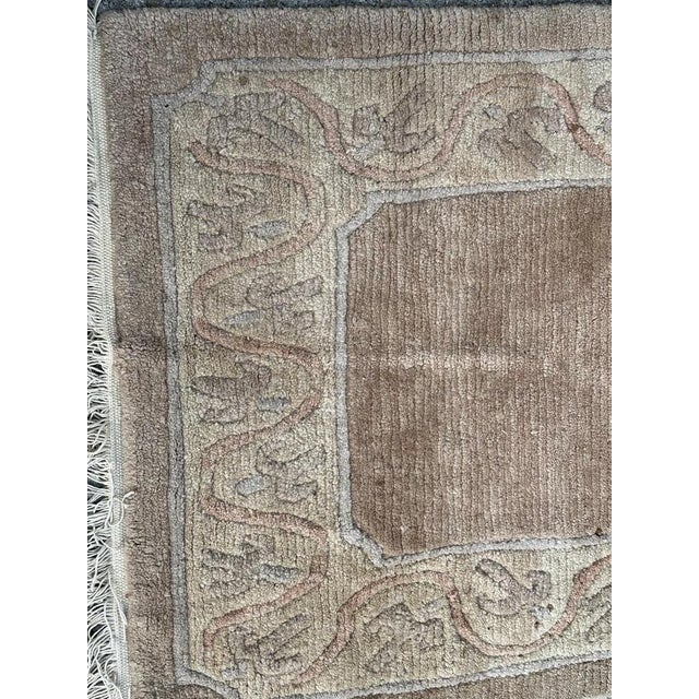 Nice vintage small Nepalese rug with a simple geometrical design and light colours, entirely hand knotted with wool on...